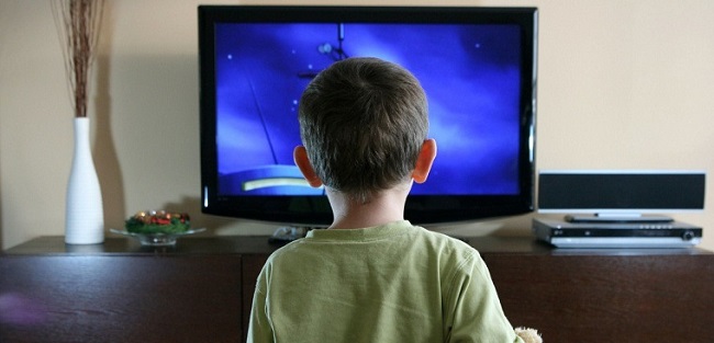 Để trẻ xem ti vi gần dễ gây cận thị